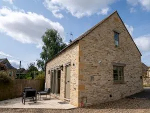 Crooked Cottage in picturesque Upper Oddington Pass The Keys - Adlestrop