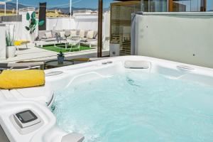 LMS48- Roof terrace, jacuzzi & sauna
