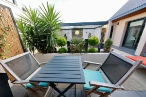 Villas Villa 75m2 avec Piscine et Jacuzzi prives, Sauna et Home-Cinema a 800m des Commodites : photos des chambres