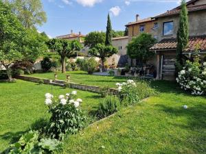 Villas Domaine de famille Aux deux vieux platanes : photos des chambres
