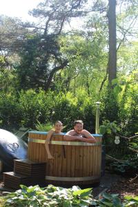 Mooi 4p Wellness chalet in het Bos met finse Sauna en Hottub
