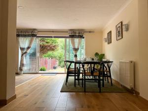 Willow Stream House - Spacious City Centre Riverside Home - FREE 2 Car Parking