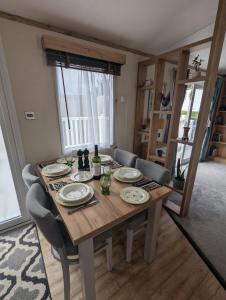 SPACIOUS COMFORTABLE HOLIDAY HOME WITH UNIQUE LAYOUT ON 5 Star SHOREFIELD HOLIDAY PARK