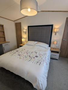 SPACIOUS COMFORTABLE HOLIDAY HOME WITH UNIQUE LAYOUT ON 5 Star SHOREFIELD HOLIDAY PARK