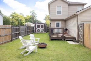 LUX - Downtown Oasis - Pool Table! Free Parking!