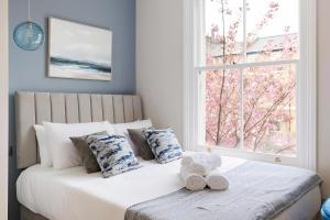 Cityscape Oasis Chic Studio for Urban Dwellers