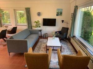 Bungalow met grote zonnige tuin en strandcabine