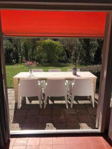 Bungalow met grote zonnige tuin en strandcabine