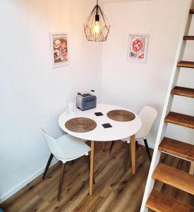 Modernes 1-Zimmer-Apartment mit Galerie-Schlafkoje im skandinavischen Stil