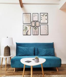Modernes 1-Zimmer-Apartment mit Galerie-Schlafkoje im skandinavischen Stil