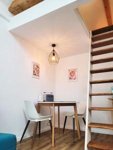 Modernes 1-Zimmer-Apartment mit Galerie-Schlafkoje im skandinavischen Stil