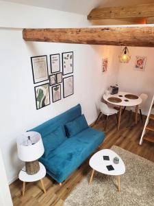Modernes 1-Zimmer-Apartment mit Galerie-Schlafkoje im skandinavischen Stil