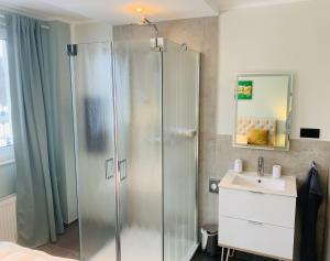 BESOTEL Mettmann- 20 Wohnungen 2 Standorte 35 Schlafzimmer 29 Badezimmer 52 Betten für 73 Gäste