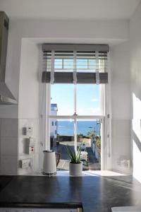 Flip Flop Flat, Sea Views, Short Stroll to Beaches