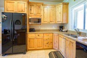 Lakeside Escape 1 BR with Resort Amenities