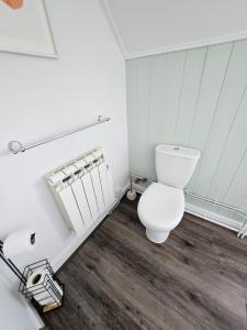 Historic river side cottage - top apartment