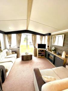The Driftwood Den