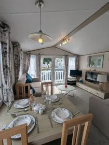 LOVELY BRIGHT AND AIRY CARAVAN ON THE 5 Star SHOREFIELD COUNTRY PARK ENTERTAINMENT PASSES INCLUDED - 米尔福德昂西