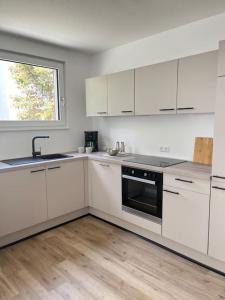 Neue Unterkunft mit Terrasse und TG-Stellplatz