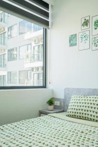 Hue Oi Homestay - Spacious 2-Bedroom Apartment with Balcony and Pool