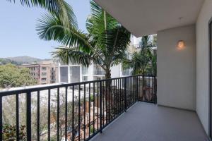 Two bedroom suite in Hollywood!