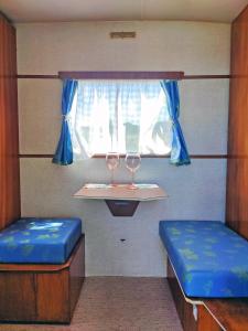 Campings Caravane Vintage Atypique avec jacuzzi a la campagne : photos des chambres