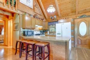 Gatlinburg Smoky Mountain Cabin about 1 Mi to Park!