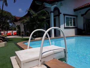 5 BEDROOM POOL VILLA 200M TO FISHERMANs VILLAGE