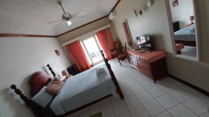 Fishermans Inn Hotel on the Luminous Lagoon