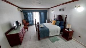 Fishermans Inn Hotel on the Luminous Lagoon