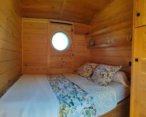 Maisons de vacances Gite insolite en Champagne - Roulotte des Cahouriaux : photos des chambres