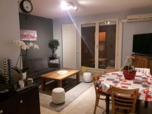 Appartements Appartement en Rez de jardin climatisee 2 pieces-cuisine avec terrasse et jardin : photos des chambres