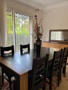 3 bedrooms 3 bathrooms w Garden