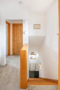 Bright Double Room l Smart TV l 5 Minute Walk from Train Station