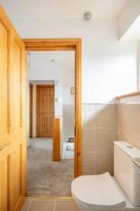 Bright Double Room l Smart TV l 5 Minute Walk from Train Station