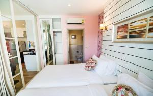 Summer Huahin Condo 2 Bedrooms Pool View Classic Room