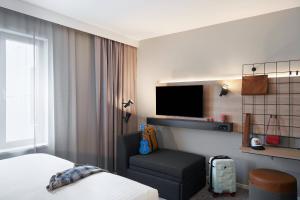 Moxy Lookout Queen room room in Moxy Edinburgh Fountainbridge