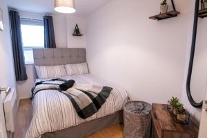 Manchester City Centre Apartment, Free Parking, Sleeps 6, Smart TVs, Long Term Disc