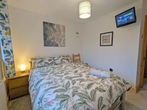 Bright Double Room, Smart TV, 5 Minute Walk from Train Station - Bradshaw