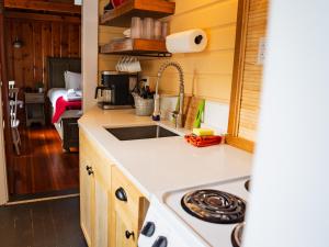 Cottage 10 - King Bed Child Loft w Twin Private Bath Kitchenette Pets Allowed Fee applies