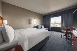 Deluxe King Room with Sofa Bed and View room in Courtyard by Marriott St. Louis Downtown West