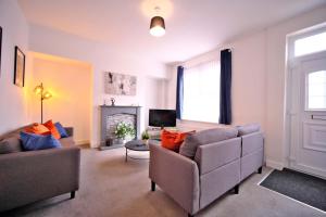 A1, M62, Free Parking, WiFi, 5 Beds