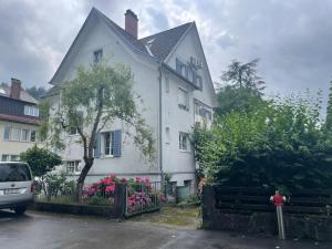 Dachwohnung im Villenviertel