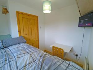 Cosy Single Room l Smart TV l 5 Minute Walk from Train Station