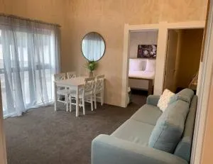 Napier Road Apartment - Own Access Driveway! - 哈士汀