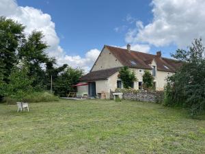 Maisons de vacances Maison typique en Berry avec jardin privatif, BBQ et parking - FR-1-591-598 : photos des chambres