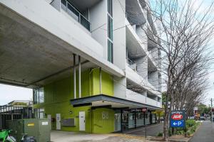 Berlin Muse - Stylish Comfort Meets Urban Zest