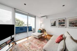 Berlin Muse - Stylish Comfort Meets Urban Zest