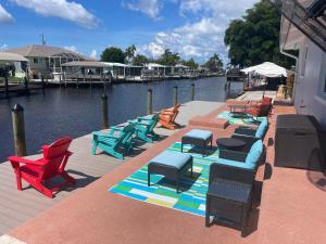 Hot tub and Dock Gilligans on the Island