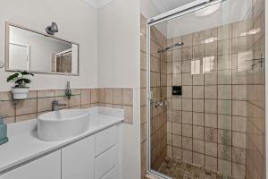 Spacious Upstair Home Comforts 13km from CBD&Airport